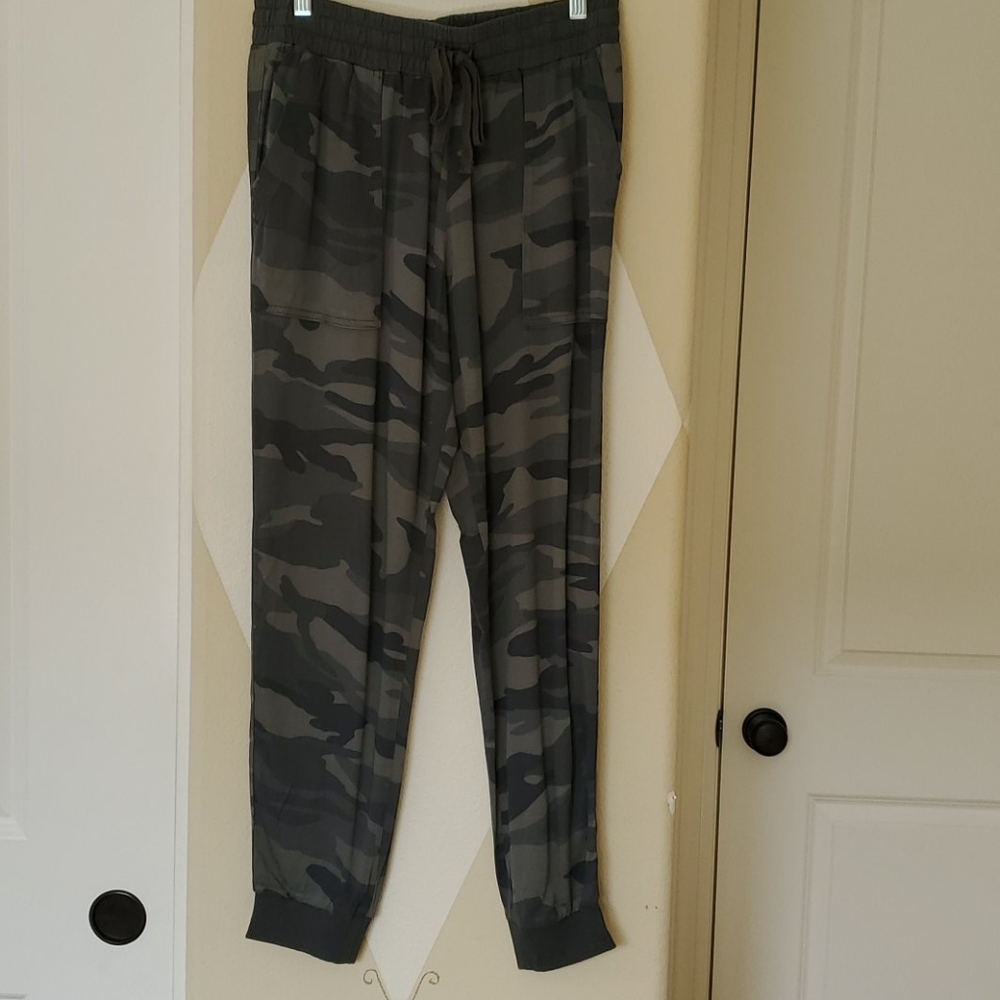 Splendid camo jogger